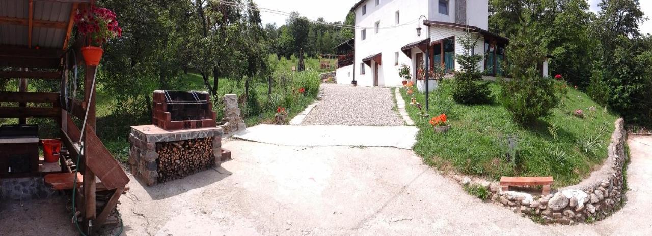 Casa Piscul Lupului Villa Pucioasa Exterior photo